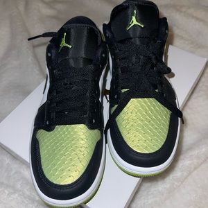 WMNS AIR JORDAN 1 LOW SE VIVID GREEN SNAKESKIN Sneaker